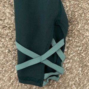 Old Navy Active Emerald Green Small Cropped leggings with criss cross bottoms